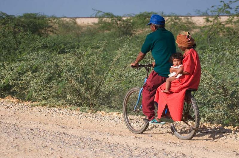 Familia en Bicicleta, Guajira, Colombia