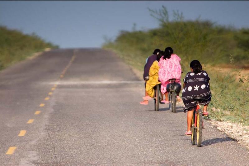 Mujeres en Bicicleta, Guajira, Colombia