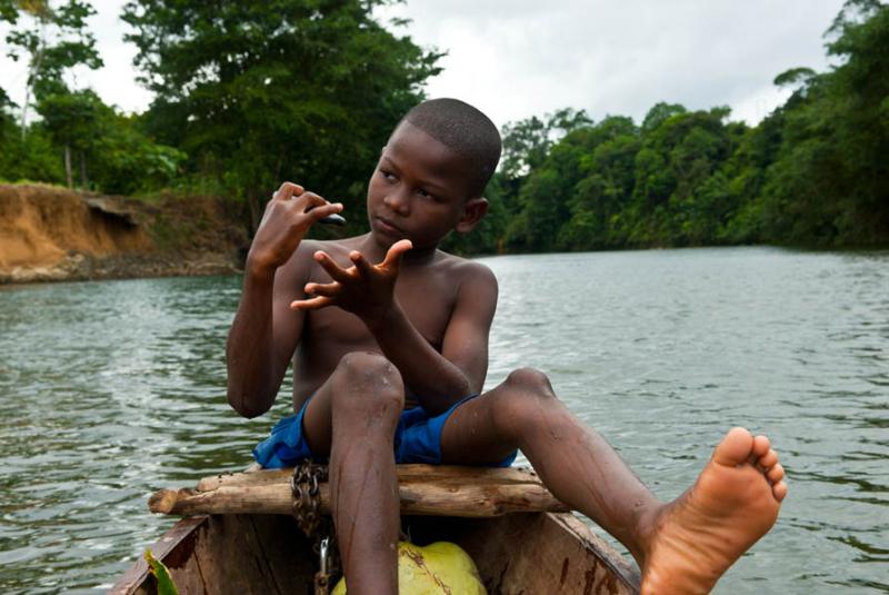 Niño en una Canoa, Rio Sabaletas, Buenaventura, V...