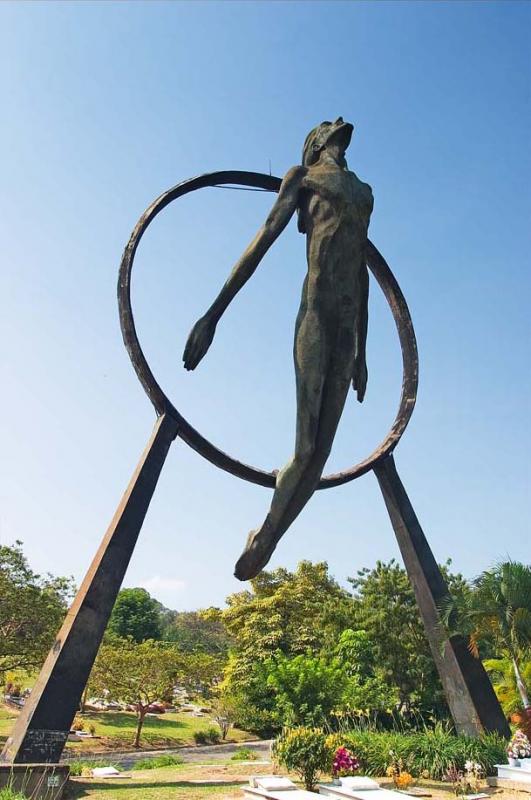 Escultura Hombre en Busca de Paz Cementerio Campos...