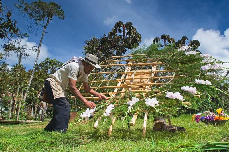 Campesino Decorando un Silleta, Santa Elena, Medel...