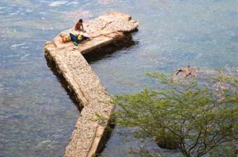 Niño en un Muelle, Rio Magdalena, Colombia