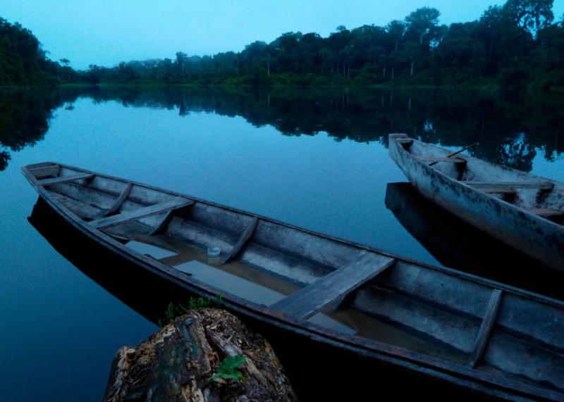 Canoas en el Rio Amazonas, Amazonas, Leticia, Colo...