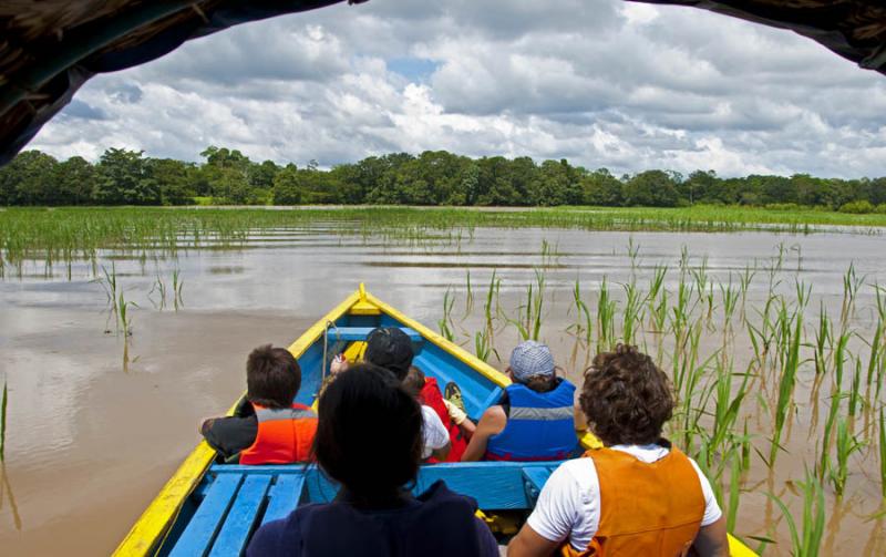 Turistas en el Rio Amazonas, Amazonas, Leticia, Co...