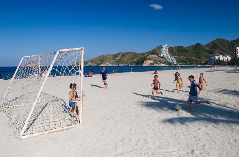 Niños Jugando Futbol en el Rodadero, Santa Marta,...