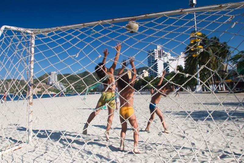 Niños Jugando Futbol en el Rodadero, Santa Marta,...