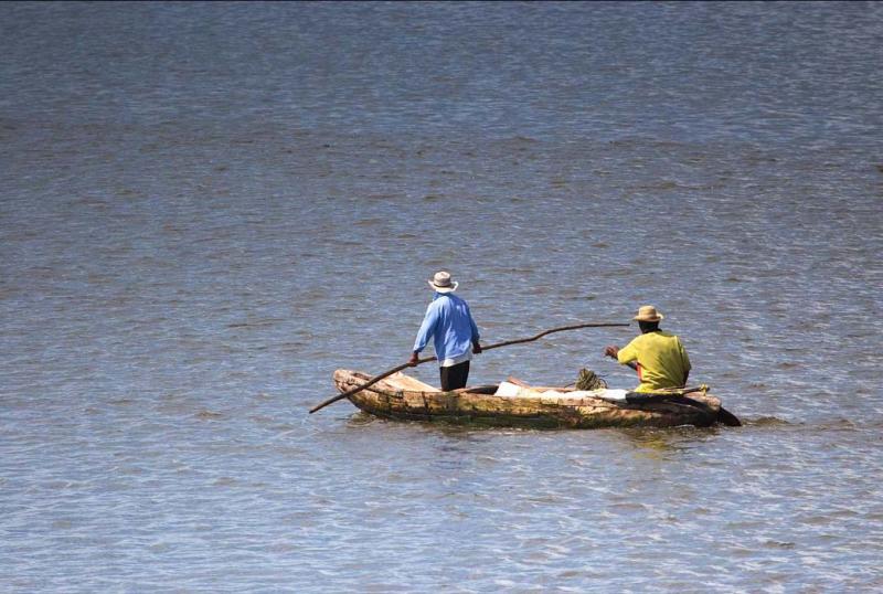 Hombres en una Balsa, Santa Marta, Magdalena, Colo...