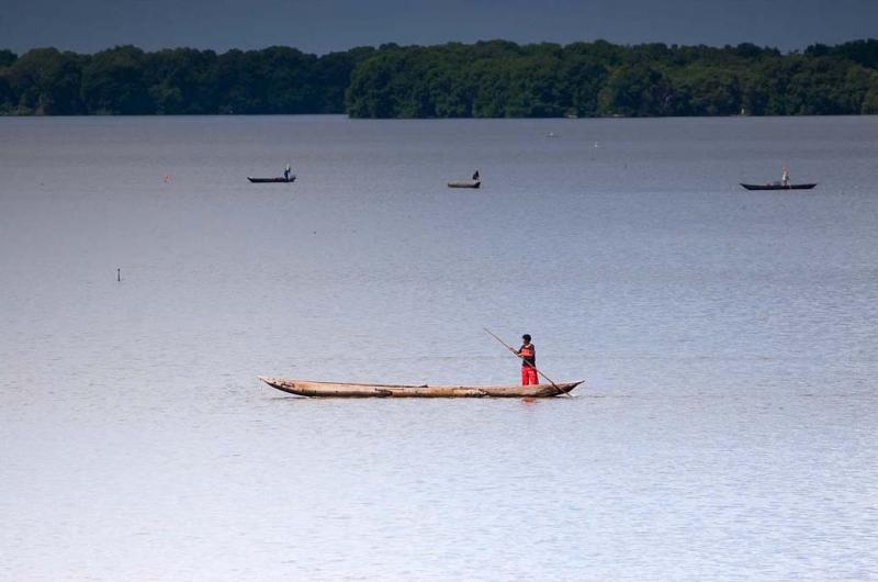 Hombres en una Balsa, Rio Magdalena, Colombia