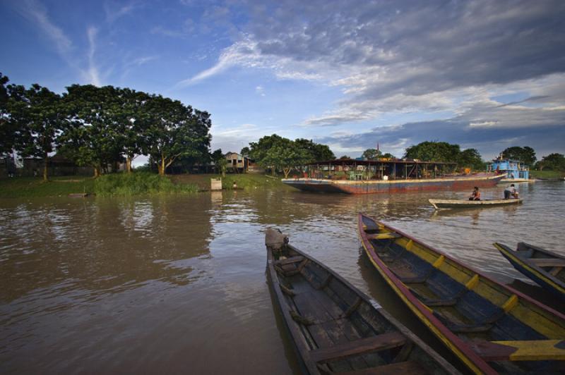 Chalupas en el Rio Amazonas, Amazonas, Leticia, Co...