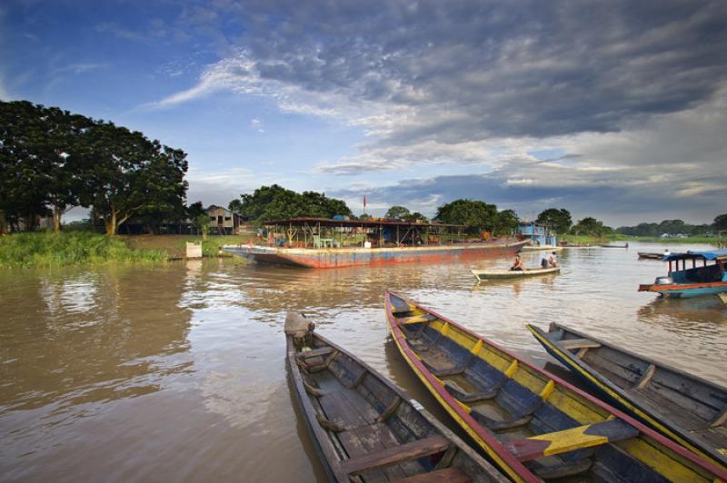 Chalupas en el Rio Amazonas, Amazonas, Leticia, Co...