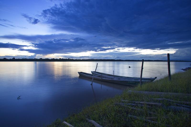 Canoas en el Rio Amazonas, Amazonas, Leticia, Colo...