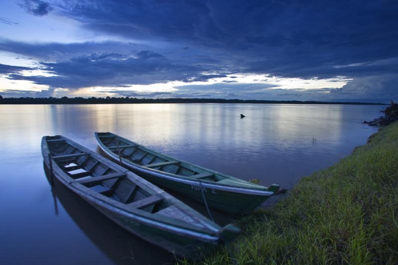 Canoas en el Rio Amazonas, Amazonas, Leticia, Colo...