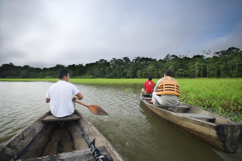 Hombres en Canoa, Amazonas, Leticia, Colombia