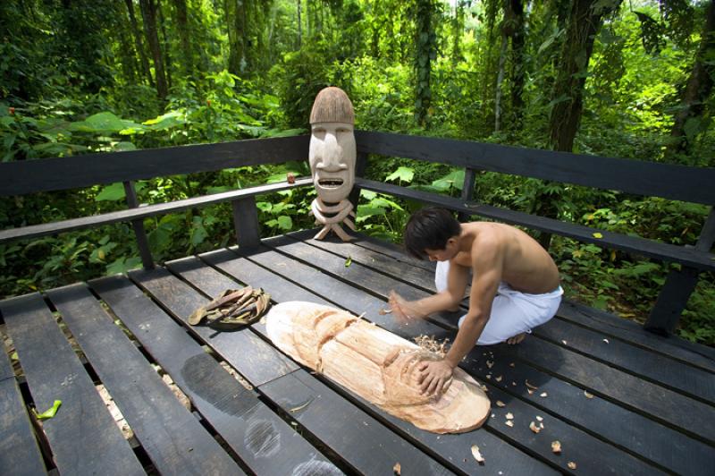 Hombre Tallando en Madera, Amazonas, Leticia, Colo...