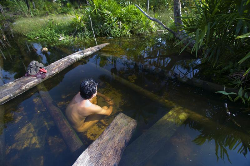 Hombre Tomando un BaÃ±o, Amazonas, Leticia, Colo...