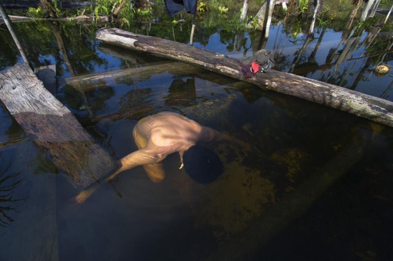 Hombre Tomando un BaÃ±o, Amazonas, Leticia, Colo...