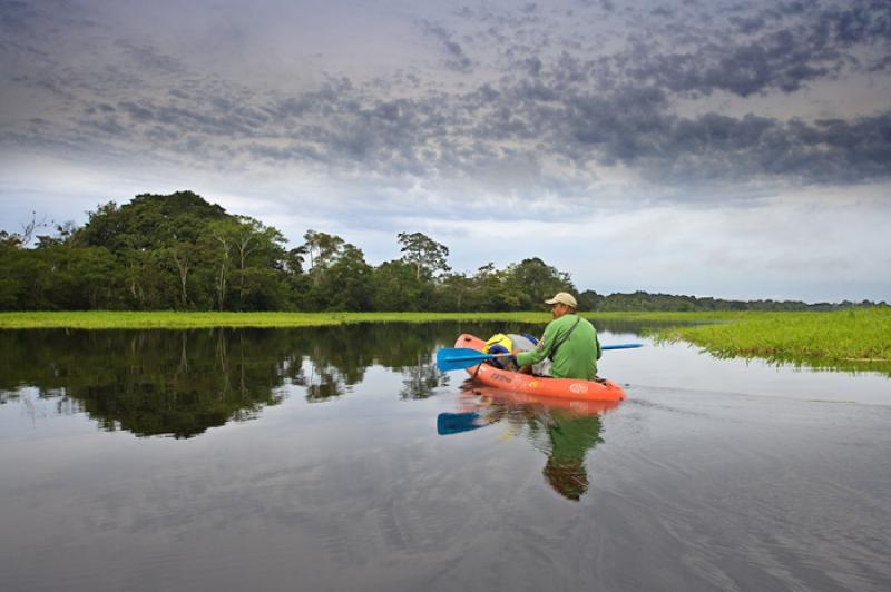 Hombre en Kayak, Amazonas, Leticia, Colombia