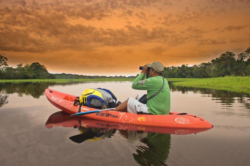 Hombre en Kayak, Amazonas, Leticia, Colombia