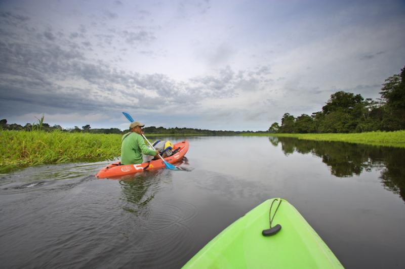 Hombre en Kayak, Amazonas, Leticia, Colombia