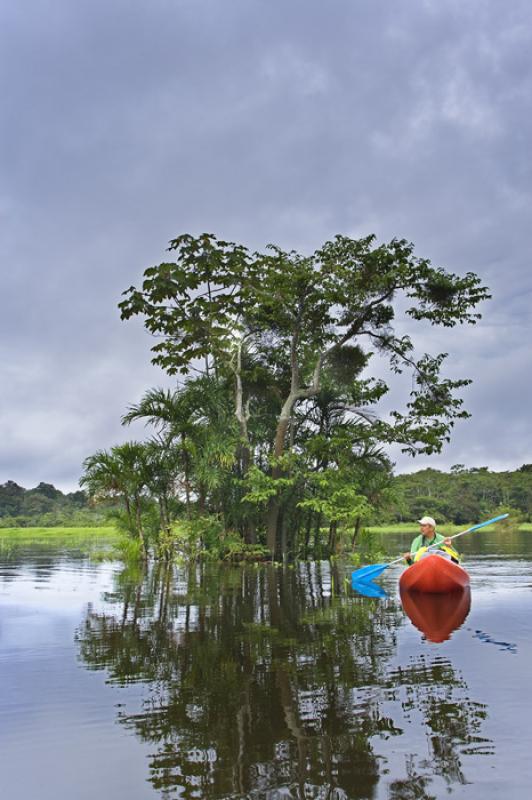 Hombre en Kayak, Amazonas, Leticia, Colombia