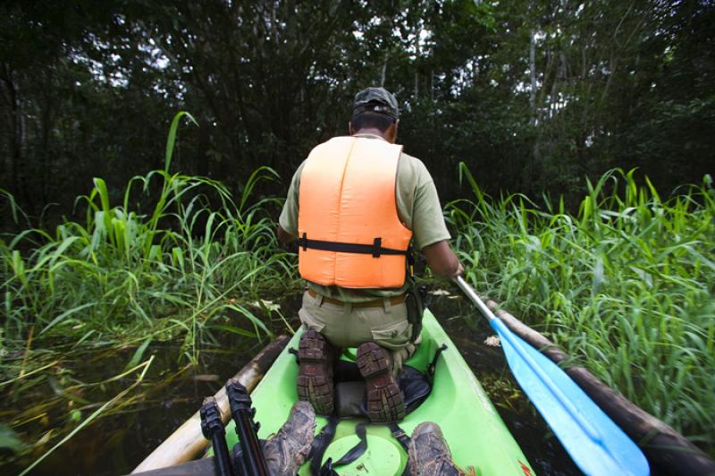 Hombre en Kayak, Amazonas, Leticia, Colombia