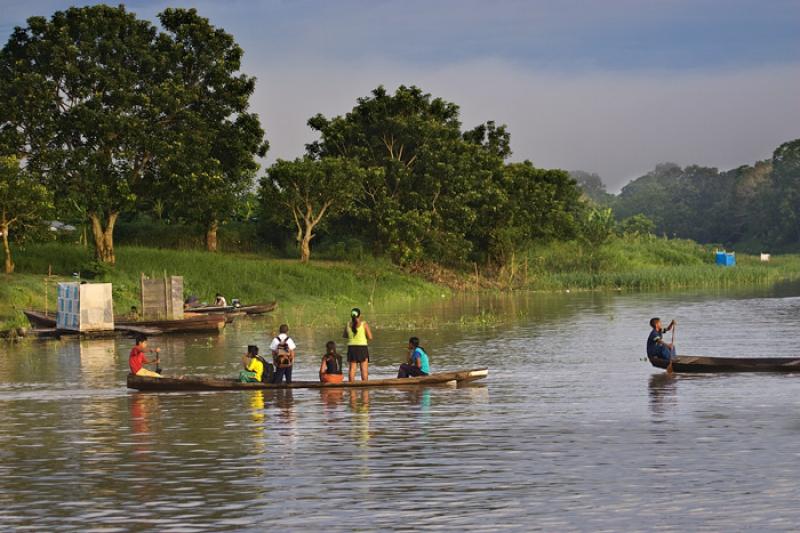 Personas en Canoa, Amazonas, Leticia, Colombia