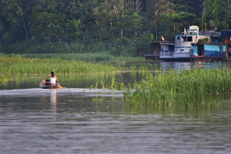 Mujer Remando en el Rio Amazonas, Amazonas, Letici...