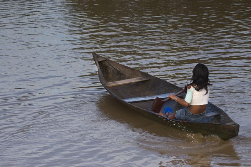 NiÃ±a en una Canoa, Amazonas, Leticia, Colombia