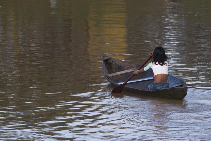 NiÃ±a en una Canoa, Amazonas, Leticia, Colombia