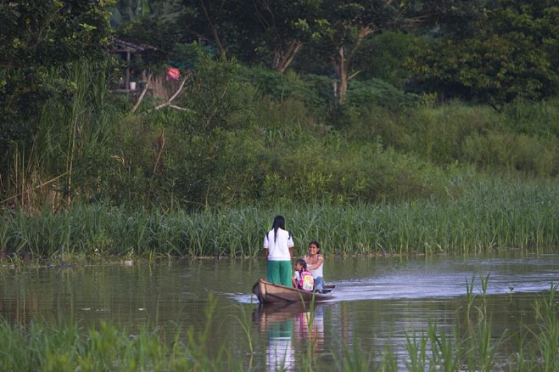 Personas en una Canoa, Amazonas, Leticia, Colombia