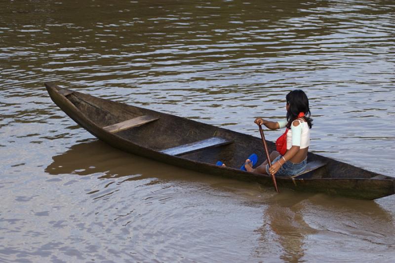 NiÃ±a en una Canoa, Amazonas, Leticia, Colombia