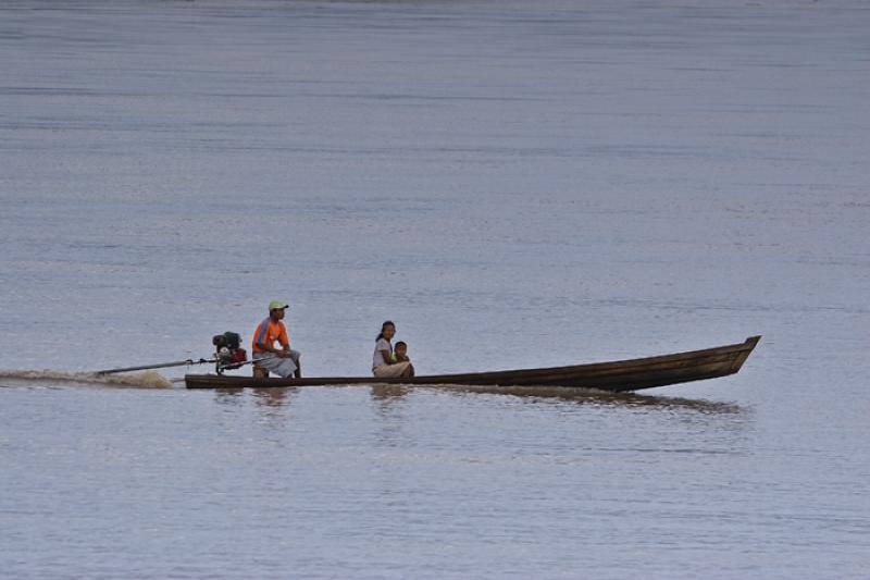 Personas en una Canoa, Amazonas, Leticia, Colombia