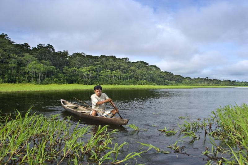 Hombre en Canoa, Amazonas, Leticia, Colombia