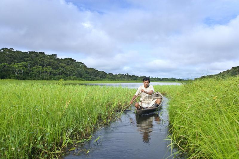 Hombre en Canoa, Amazonas, Leticia, Colombia