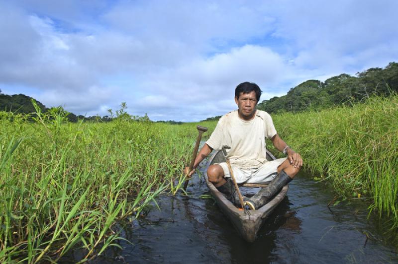 Hombre en Canoa, Amazonas, Leticia, Colombia