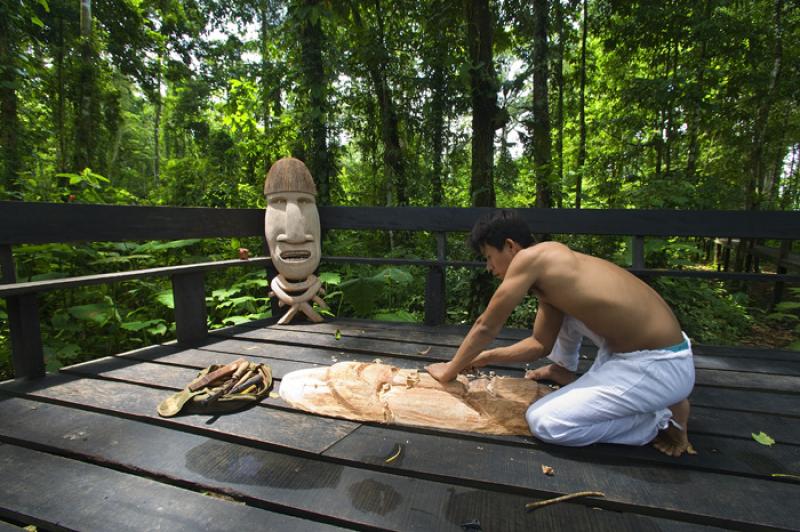 Hombre Tallando en Madera, Amazonas, Leticia, Colo...