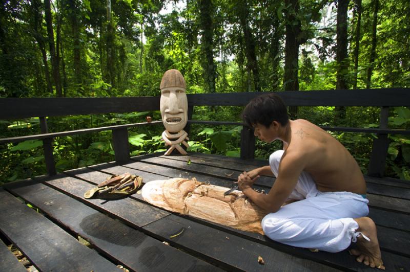 Hombre Tallando en Madera, Amazonas, Leticia, Colo...