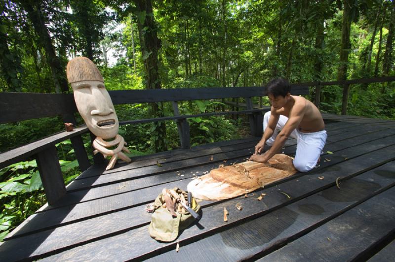 Hombre Tallando en Madera, Amazonas, Leticia, Colo...