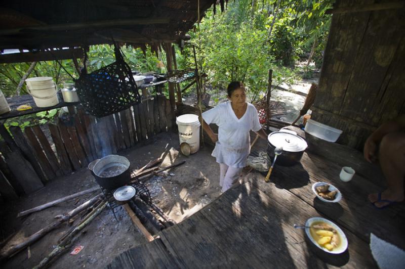 Mujer Cocinando, Amazonas, Leticia, Colombia