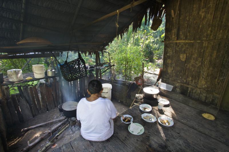 Mujer Cocinando, Amazonas, Leticia, Colombia