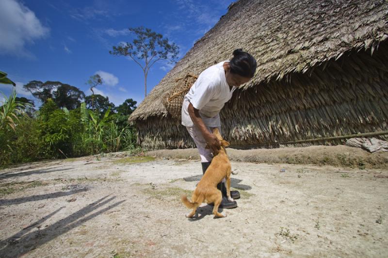 Mujer Jugando con su Perro, Amazonas, Leticia, Col...