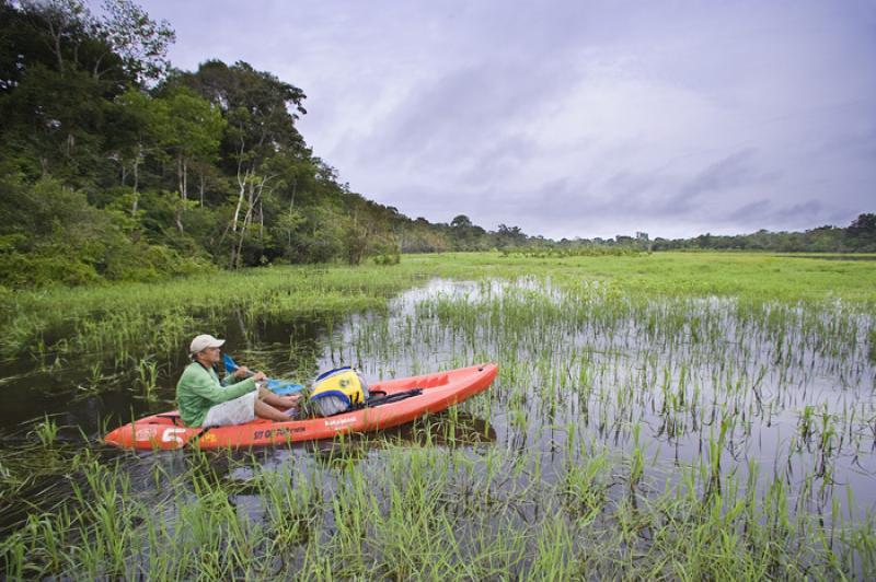 Hombre en Kayak, Amazonas, Leticia, Colombia