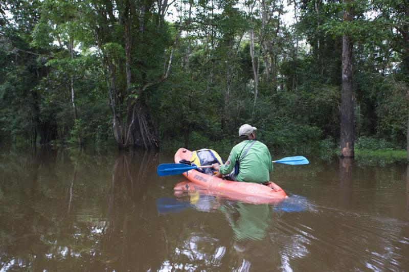 Hombre en Kayak, Amazonas, Leticia, Colombia