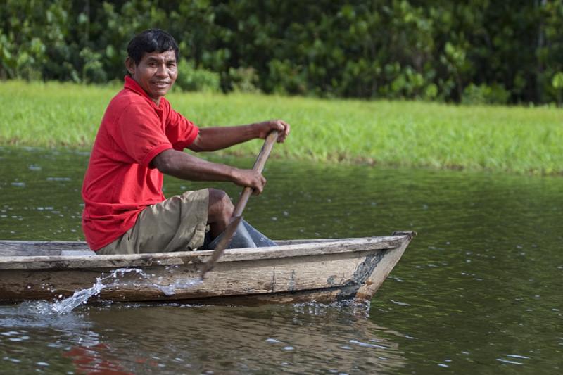 Hombre en Canoa, Amazonas, Leticia, Colombia