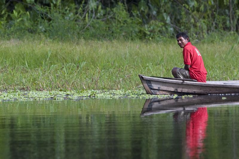 Hombre en Canoa, Amazonas, Leticia, Colombia