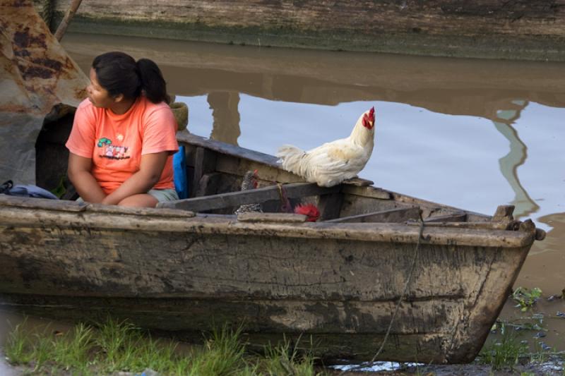 Mujer en una Canoe, Amazonas, Leticia, Colombia