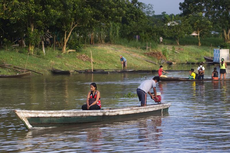 Personas en Canoa, Amazonas, Leticia, Colombia