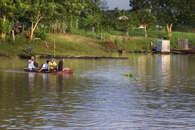 Personas en Canoa, Amazonas, Leticia, Colombia