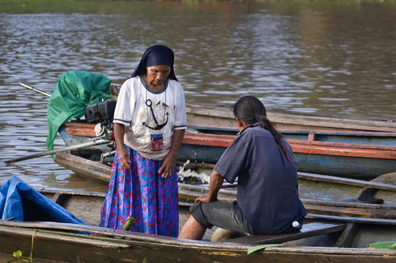 Pareja en una Canoa, Amazonas, Leticia, Colombia