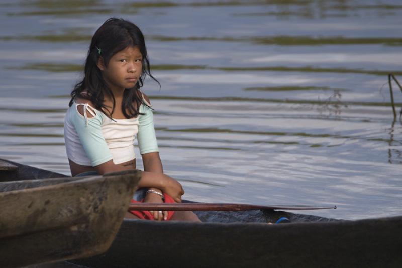 NiÃ±a en una Canoa, Amazonas, Leticia, Colombia